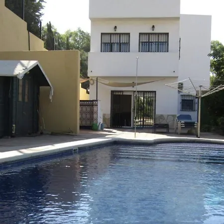 Verde Y Piscina Cerca De Malaga